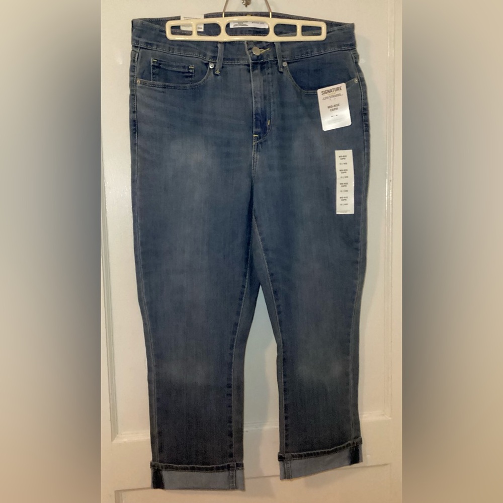 Signature Gold Levi Strauss Mid-Rise Capri Women’s Size 10, New